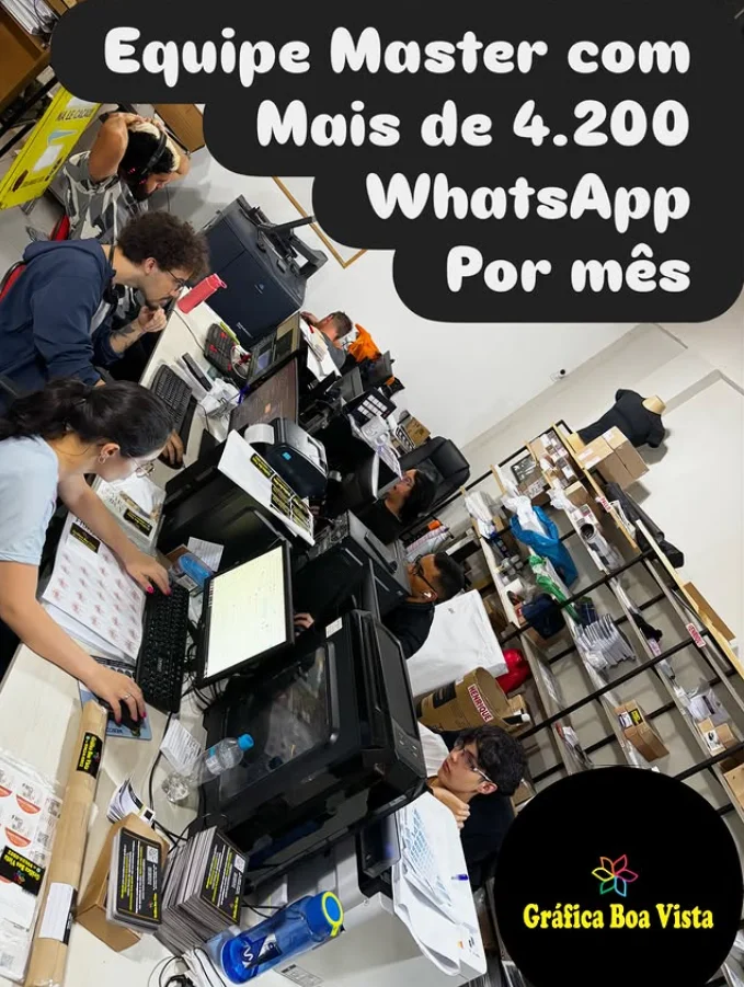 Equipe da Gráfica Boa Vista trabalhando na produção